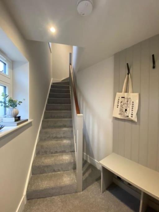 New Modern Studio Apartment Near To City Centre Salisbury Bagian luar foto