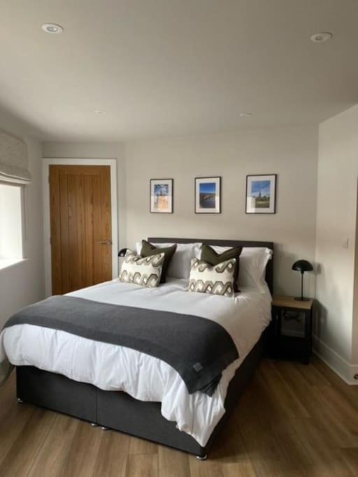 New Modern Studio Apartment Near To City Centre Salisbury Bagian luar foto