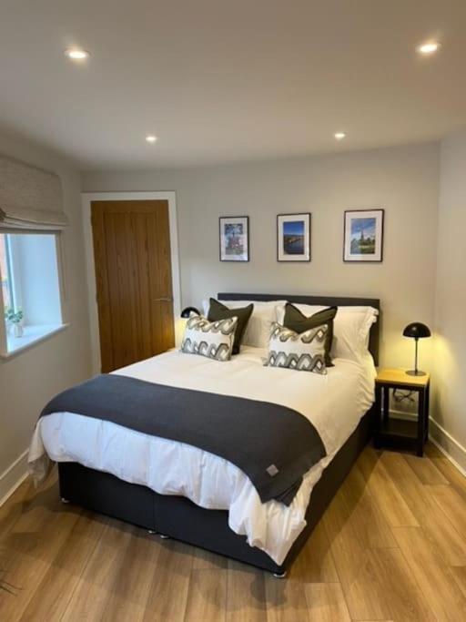 New Modern Studio Apartment Near To City Centre Salisbury Bagian luar foto