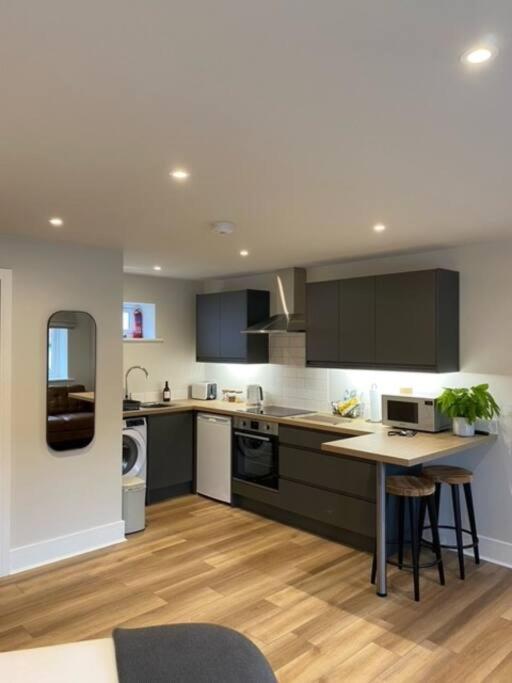 New Modern Studio Apartment Near To City Centre Salisbury Bagian luar foto
