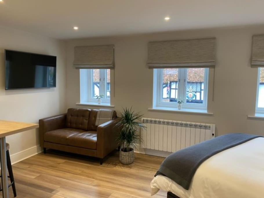 New Modern Studio Apartment Near To City Centre Salisbury Bagian luar foto